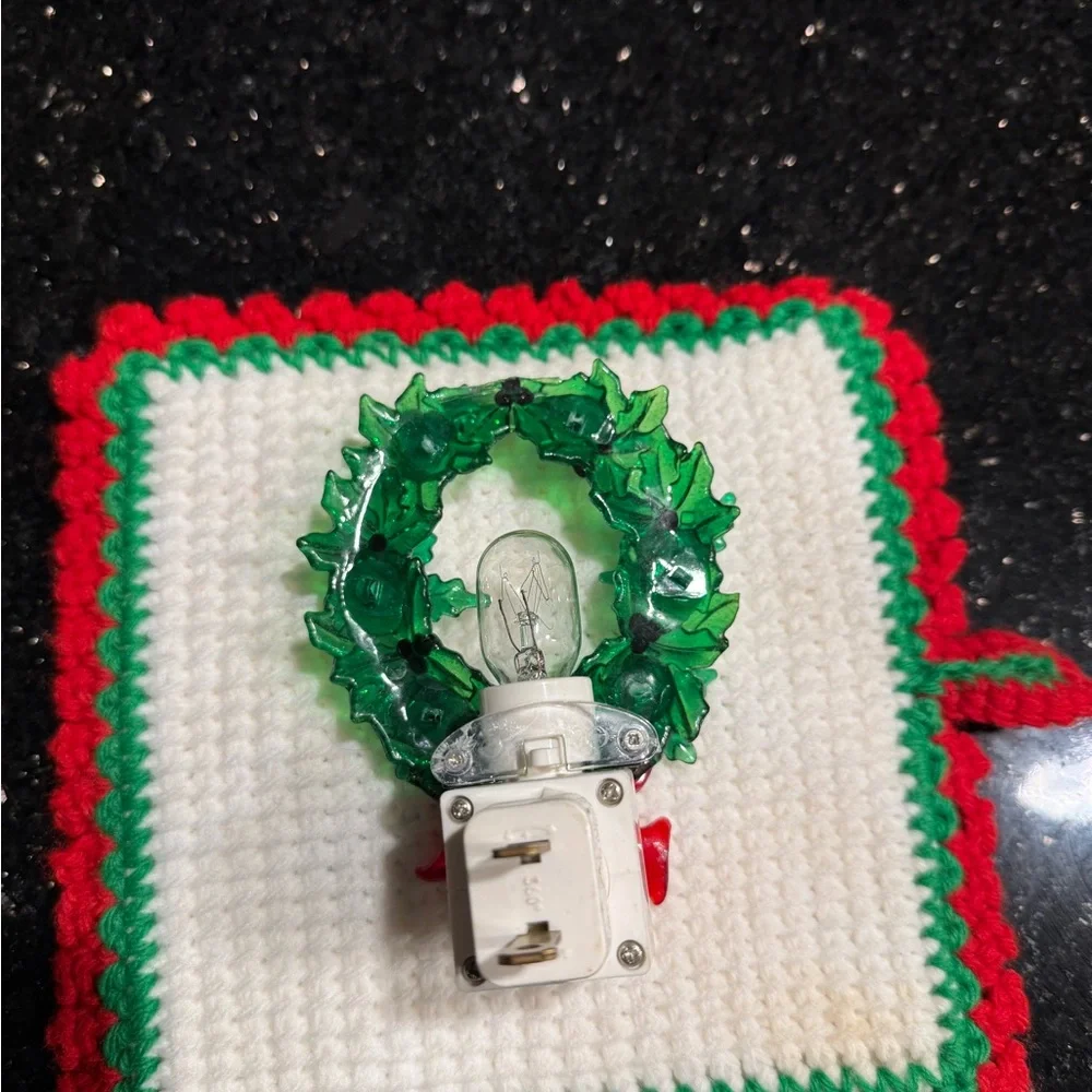 Christmas Wreath Plug In Night Light Vintage Christmas Wreath Plastic Bead as is